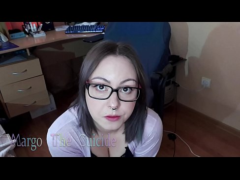 ❤️ Merch Sexy gyda Sbectol Yn Sugno Dildo'n Ddwfn ar y Camera ❤ Just porn wrthon ni ❌️